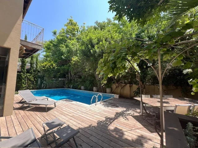 Magnifique villa construite sur 4 étages avec piscine à vendre au cœur de Raanana 