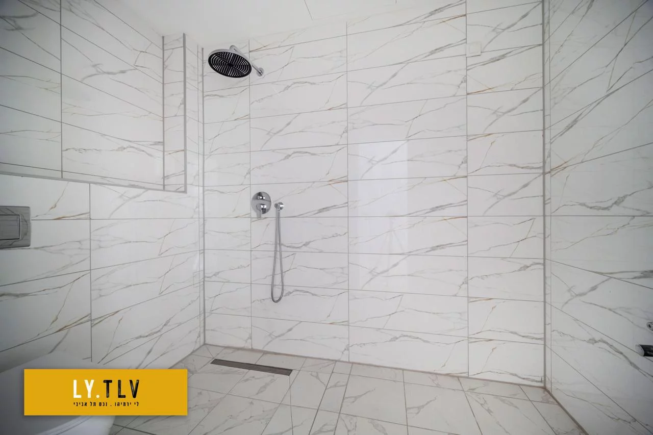 Magnifique 4 pieces a cote de kikar rabin dans un immeuble neuf