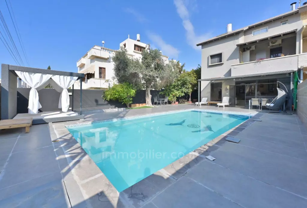 Villa spaziosa con piscina e giardino – Neve Hof, Rishon LeZion