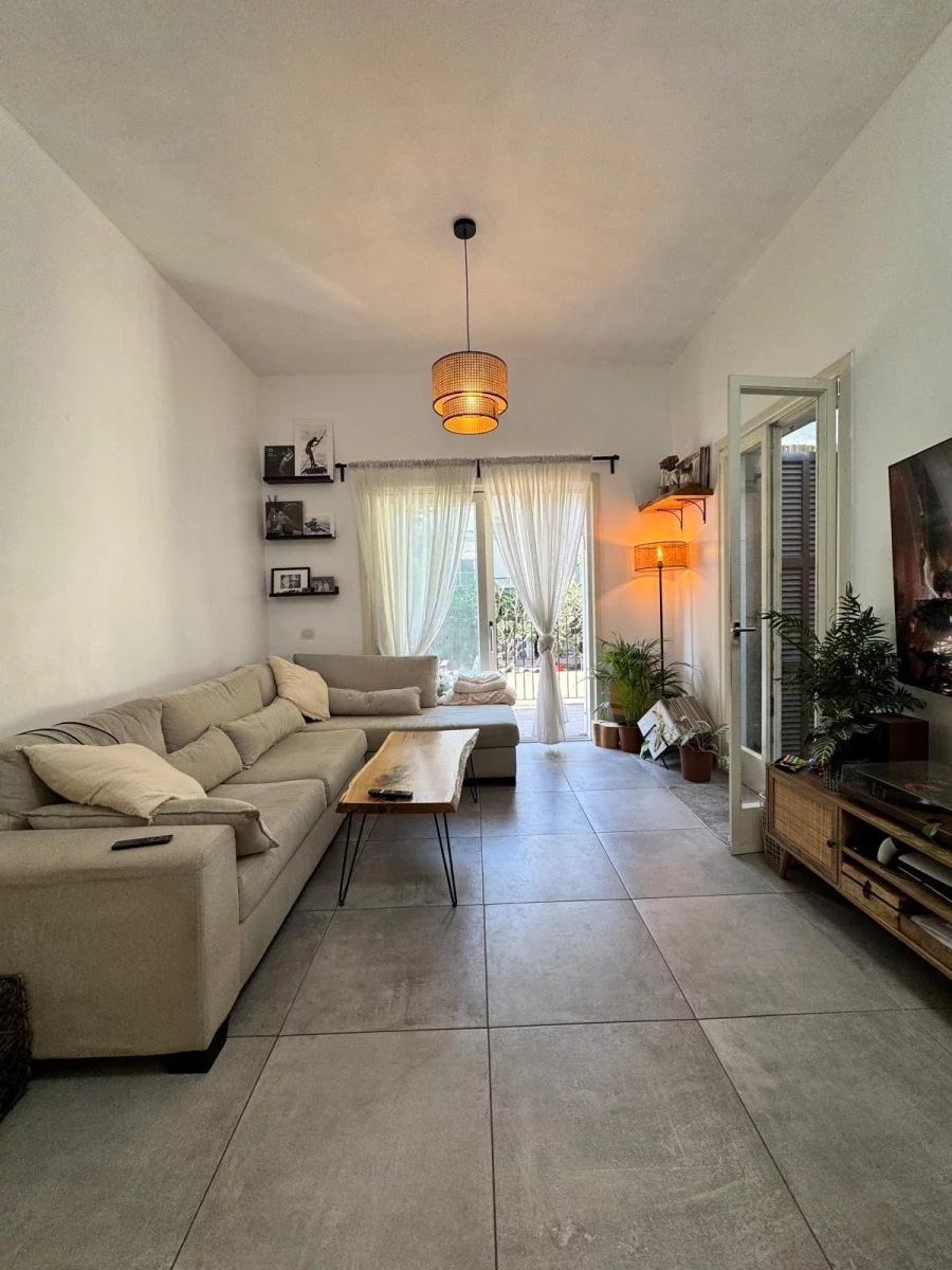 Appartamento ristrutturato di 2 locali con due balconi e vista giardino