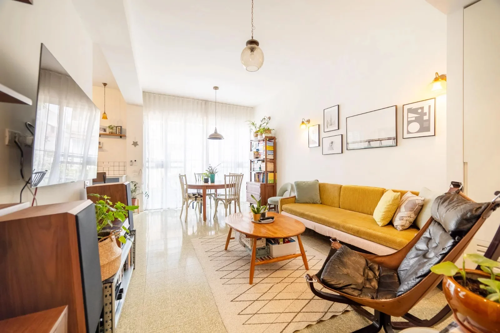 Appartement rénové de 3 pièces avec balcon dans le Vieux Nord de Tel-Aviv